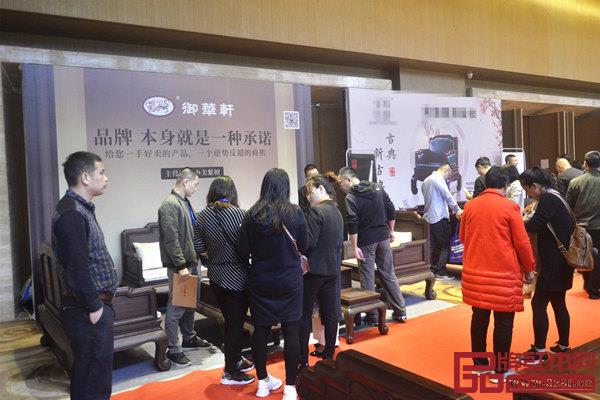 御华轩红木《财珠沙发》吸引众多经销商驻足观赏与洽谈‍‍