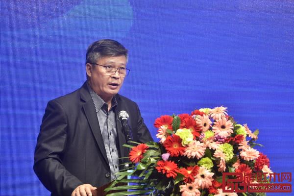 中山市红木家具行业协会会长、中国(大涌)红木文化博览城副总经理林志洪代表承办单位致辞 中山市红木家具行业协会会长、中国(大涌)红木文化博览城副总经理林志洪代表承办单位致辞