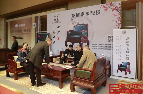 活动现场,古木印象柬埔寨黑酸枝新品备受经销商关注和好评 活动现场,古木印象柬埔寨黑酸枝新品备受经销商关注和好评