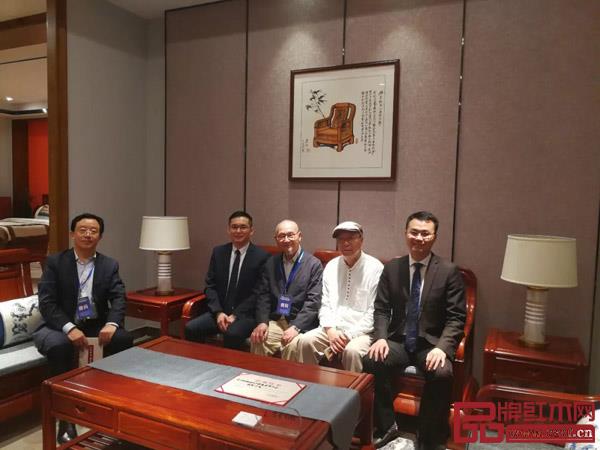 中国高等教育家具设计专业创始人胡景初（中）、教育部教学改革示范专业“家具设计与制造”专业带头人彭亮（右二）、华南农业大学博士生导师李凯夫（左一），给予雅宋红木高度评价。