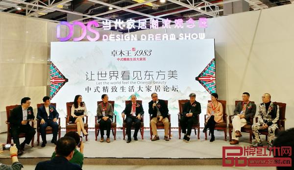   卓木王中式精致生活大家居论坛由中国鲁班大学校长、国富纵横董事长赵龙（左一）主持，特邀一众行业领导、设计大咖共同论道