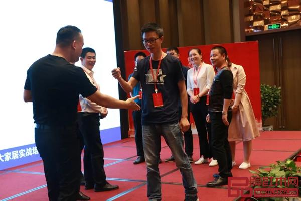 邵龙老师与纯本森活经销商在现场互动 邵龙老师与纯本森活经销商在现场互动