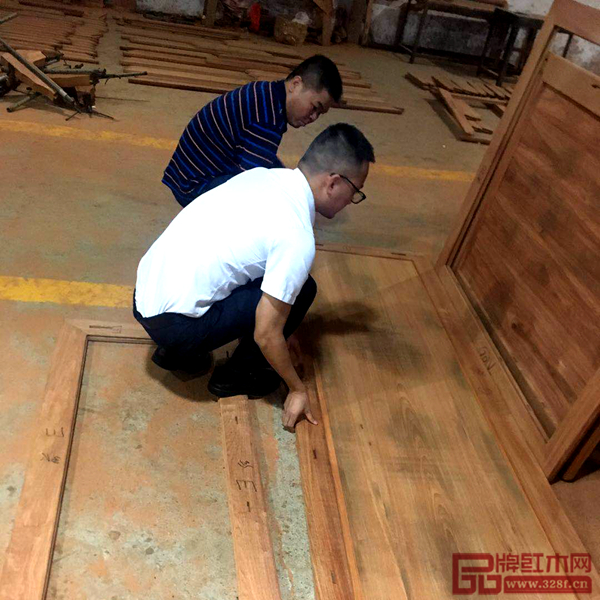 雅仕轩工厂内参观者亲身体验红木家具的制作
