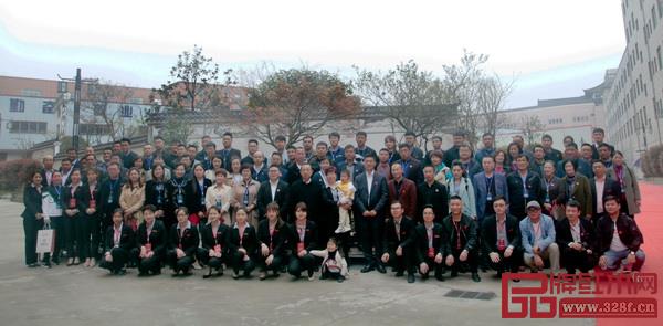 新明红木2019全国经销商峰会暨新品发布会部分嘉宾合影留念 新明红木2019全国经销商峰会暨新品发布会部分嘉宾合影留念