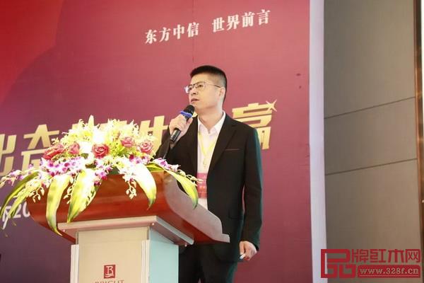 中信红木营销总监刘中炎做“2019年营销战略规划及新品推介” 中信红木营销总监刘中炎做“2019年营销战略规划及新品推介”