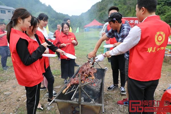 华厦·大不同为员工们准备丰盛的晚餐