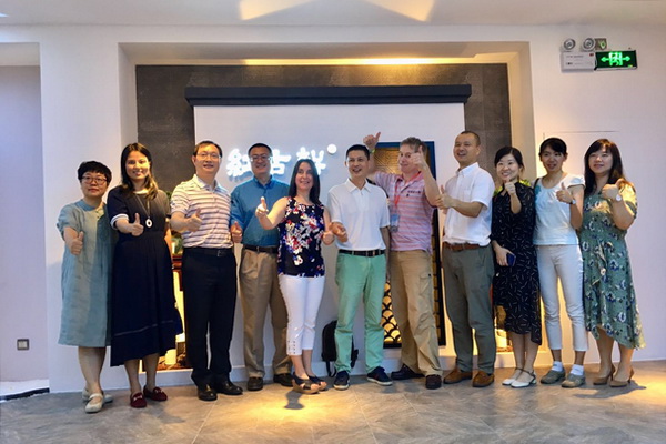 红古轩喜迎外国来客 红木家具广受好评