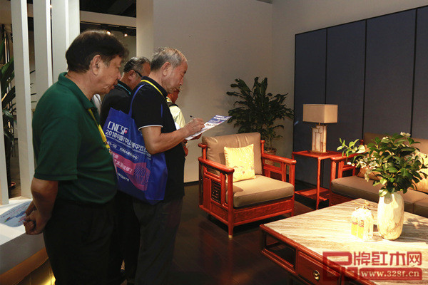 专家评审团莅临现场,为参选作品打分 专家评审团莅临现场,为参选作品打分