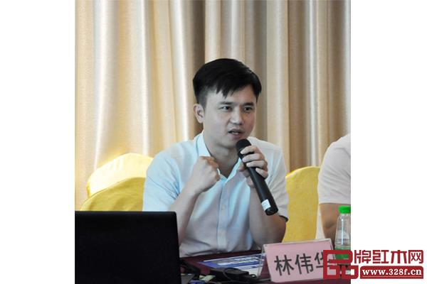 全联艺术红木家具专业委员会执行会长、弘木传媒CEO林伟华围绕展商工作提出指导意见