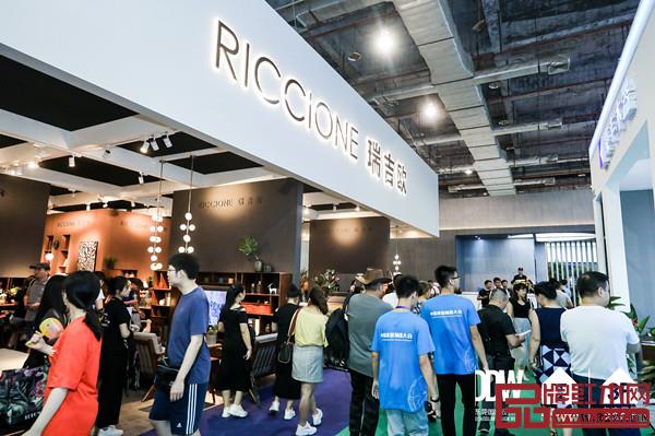 第42届东莞名家具展现场人声鼎沸 第42届东莞名家具展现场人声鼎沸
