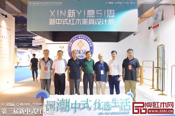 全国工商联第十一届执委、全联民间文物艺术品商会创会会长宋建文(右四), 中国新中式文化研究院院长胡景初(右三), 中国红木家具技术专家曹新民(左三)等业内大咖、专家学者组成评委团 全国工商联第十一届执委、全联民间文物艺术品商会创会会长宋建文(右四), 中国新中式文化研究院院长胡景初(右三), 中国红木家具技术专家曹新民(左三)等业内大咖、专家学者组成评委团