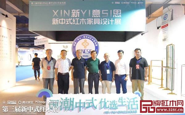 全国工商联第十一届执委、全联民间文物艺术品商会创会会长宋建文(右三), 中国新中式文化研究院院长胡景初(右二), 中国红木家具技术专家曹新民(左三)等业内大咖、专家学者组成评委团 全国工商联第十一届执委、全联民间文物艺术品商会创会会长宋建文(右三), 中国新中式文化研究院院长胡景初(右二), 中国红木家具技术专家曹新民(左三)等业内大咖、专家学者组成评委团