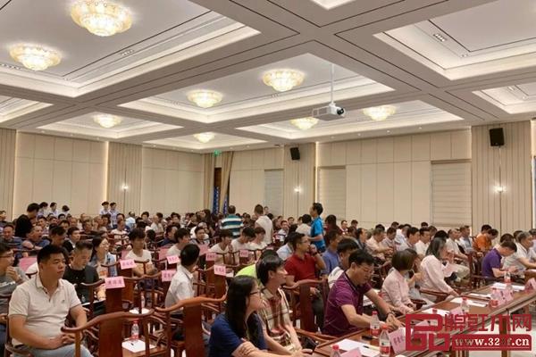 研讨会现场座无虚席,共为江门市传统古典家具谋发展大计 研讨会现场座无虚席,共为江门市传统古典家具谋发展大计