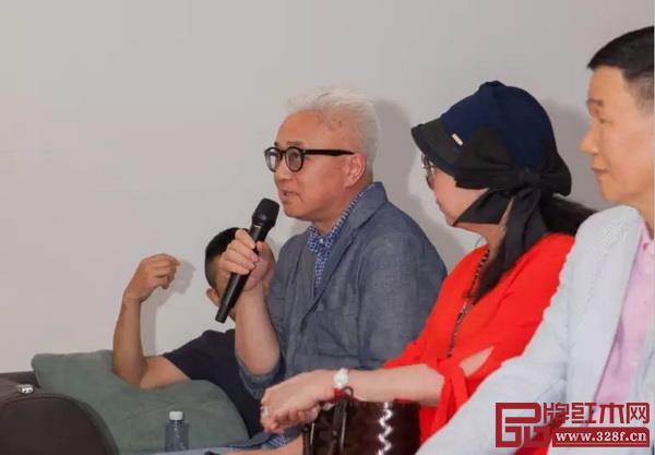 重量级观众互动:知名艺术家徐累和主讲嘉宾交流对明式家具的看法 重量级观众互动:知名艺术家徐累和主讲嘉宾交流对明式家具的看法