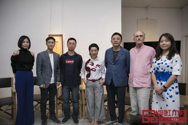 论坛嘉宾合影(从左至右:李宓、区锦泽、邓彬、李孟苏、张金华、柯惕思、胡伟爔) 论坛嘉宾合影(从左至右:李宓、区锦泽、邓彬、李孟苏、张金华、柯惕思、胡伟爔)