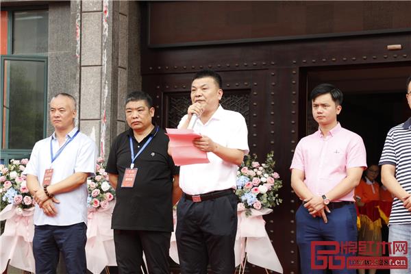 东阳市市场监管局副局长朱耀军在庆典现场致辞 东阳市市场监管局副局长朱耀军在庆典现场致辞