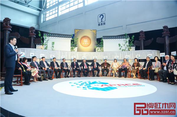紫檀王“和平圈椅”现身第十九届亚太零售商大会暨国际消费品博览会 紫檀王“和平圈椅”现身第十九届亚太零售商大会暨国际消费品博览会
