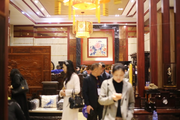 红木经销商“约定”2019中山红博会：何时开展不碍找商机