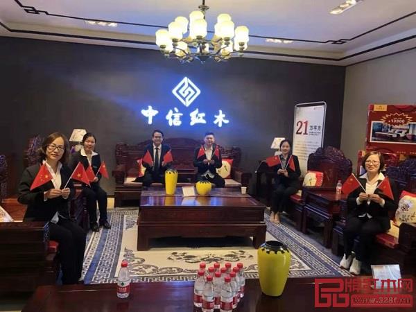 商学院院长吴昊城与门店店员