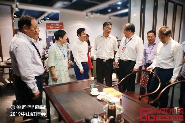 红博会贵宾参观团在忆古轩参观 红博会贵宾参观团在忆古轩参观