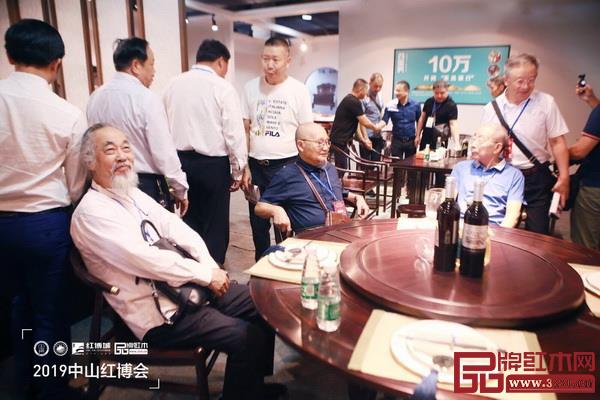 红博会贵宾参观团在忆古轩参观 红博会贵宾参观团在忆古轩参观