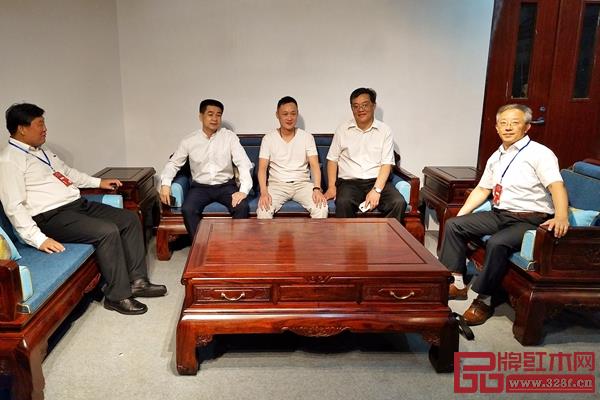 中国林业产业联合会副会长、北京林业大学原校长宋维明(左一)、国家林业和草原局森林资源管理司原副司长、国有林场GEF国家项目执行办公室技术顾问张松丹(右二)、中山市大涌镇镇长贺修虎(左二)、华南农业大学博士生导师李凯夫(右一)与古木印象董事长周洪根(左三)合影留念 中国林业产业联合会副会长、北京林业大学原校长宋维明(左一)、国家林业和草原局森林资源管理司原副司长、国有林场GEF国家项目执行办公室技术顾问张松丹(右二)、中山市大涌镇镇长贺修虎(左二)、华南农业大学博士生导师李凯夫(右一)与古木印象董事长周洪根(左三)合影留念