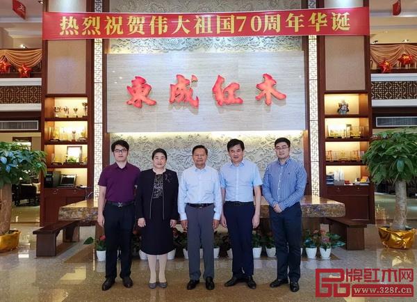 中国轻工业联合会会长张崇和(中)、中国照明电器协会执行理事长刘升平(左二)一行到访东成红木,东成红木副总经理张奕海(左一)、营销中心总经理曾东阳(右一)等陪同参观  中国轻工业联合会会长张崇和(中)、中国照明电器协会执行理事长刘升平(左二)一行到访东成红木,东成红木副总经理张奕海(左一)、营销中心总经理曾东阳(右一)等陪同参观