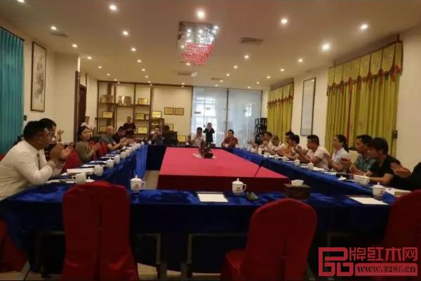 石基镇个私协会全体理事鼓掌通过