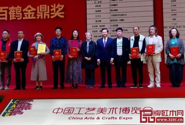 中国轻工业联合会张崇和会长(右五)向伍炳亮(右一)颁发本次大赛最高奖“金鼎奖” 中国轻工业联合会张崇和会长(右五)向伍炳亮(右一)颁发本次大赛最高奖“金鼎奖”