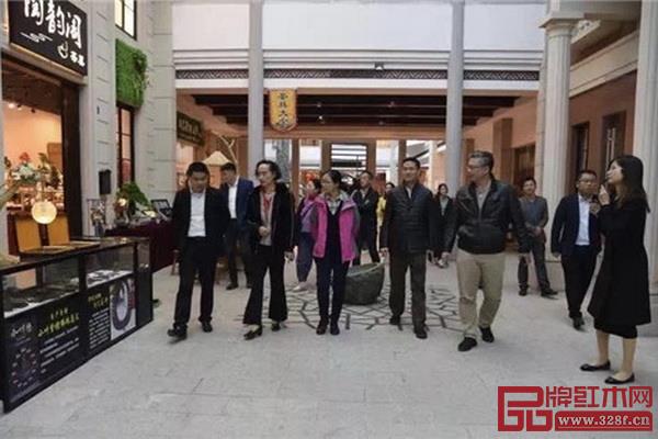 专家考评组在大涌红博城进行实地考察 专家考评组在大涌红博城进行实地考察