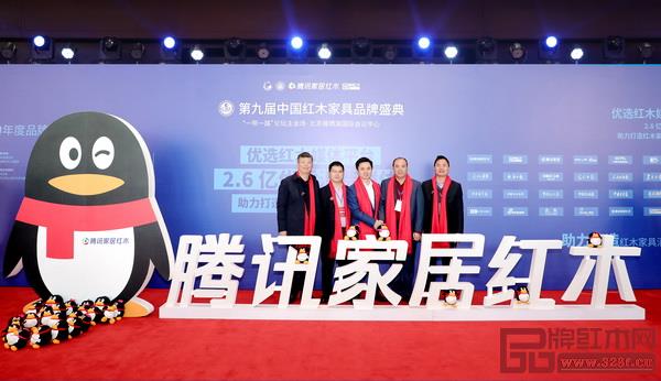 万盛宇红木董事长蒋桢全(右二)与东阳木材交易中心总顾问金海军(右一)、东阳市市场监督管理局副局长陆文献(左一)、东阳经济开发区纪委书记陆耿晖(左二)、弘木传媒CEO林伟华(左三)出席红木行业盛典 万盛宇红木董事长蒋桢全(右二)与东阳木材交易中心总顾问金海军(右一)、东阳市市场监督管理局副局长陆文献(左一)、东阳经济开发区纪委书记陆耿晖(左二)、弘木传媒CEO林伟华(左三)出席红木行业盛典