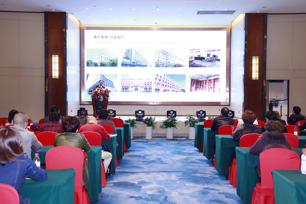 恒达木业设计总监陈安兵进行《恒达木业产品设计理念》讲解