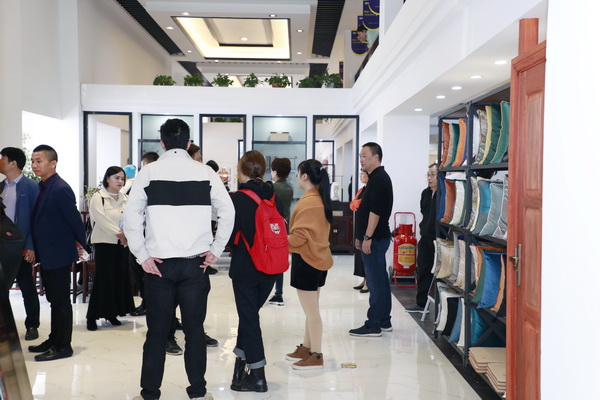 经销商参观恒达木业展厅，赞不绝口