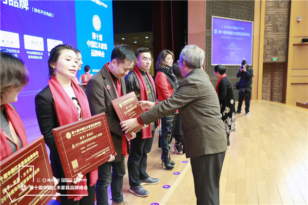 华南农业大学博士生导师李凯夫教授为双洋红木(左三)颁奖.jpg 华南农业大学博士生导师李凯夫教授为双洋红木(左三)颁奖.jpg