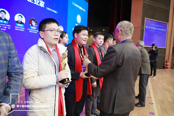 中国木材与木制品流通协会副会长兼秘书长李佳峰(左六)为“2019红木家具杰出青年企业家”获奖者伟明轩红木董事长张石乃颁奖 中国木材与木制品流通协会副会长兼秘书长李佳峰(左六)为“2019红木家具杰出青年企业家”获奖者伟明轩红木董事长张石乃颁奖