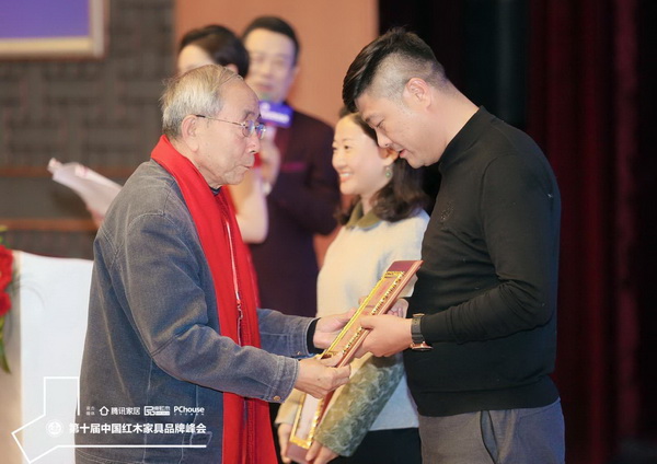 红木家具著名技术专家曹新民为阿青嫂颁发全联艺术红木家具专业委员会委员单位牌匾 红木家具著名技术专家曹新民为阿青嫂颁发全联艺术红木家具专业委员会委员单位牌匾
