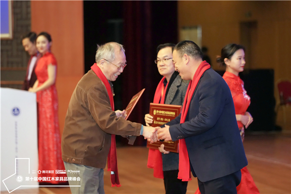 中央民族大学人体工程学专家苏垣先生为万家宜颁发“2019刺猬紫檀家具热门品牌”奖项.jpg