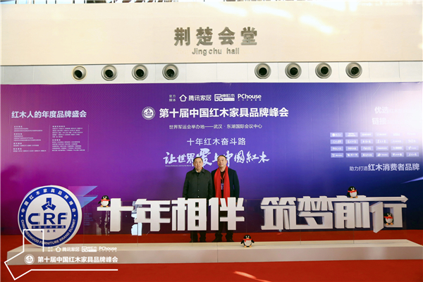 国务院参事室特邀研究员，国家人力资源与社会保障部原党组副书记、常务副部长杨志明（左）与万家宜董事长吴明月合影留念.jpg