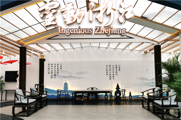 明堂红木产品二进第二届中国国际进口博览会浙江馆,为中国红木家具代言.jpg 明堂红木产品二进第二届中国国际进口博览会浙江馆,为中国红木家具代言.jpg