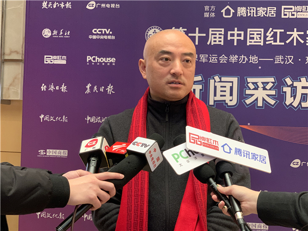 明堂红木总经理助理徐志峰接受中央电视台、广东电视台、腾讯家居、太平洋家居、品牌红木网等媒体采访.jpg 明堂红木总经理助理徐志峰接受中央电视台、广东电视台、腾讯家居、太平洋家居、品牌红木网等媒体采访.jpg
