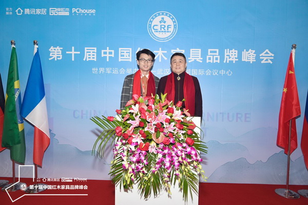 福建红桥红总经理陈洪伟(左)受邀出席红木品牌峰会,并在现场与明清家具研究学者张辉(右)合影留念 福建红桥红总经理陈洪伟(左)受邀出席红木品牌峰会,并在现场与明清家具研究学者张辉(右)合影留念