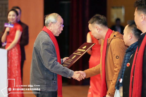 中国红木家具技术专家曹新民(左一)为善者文化颁发“2019特具影响力红木家具幕后品牌”奖牌,善者文化董事长关俊铭上台领奖 中国红木家具技术专家曹新民(左一)为善者文化颁发“2019特具影响力红木家具幕后品牌”奖牌,善者文化董事长关俊铭上台领奖