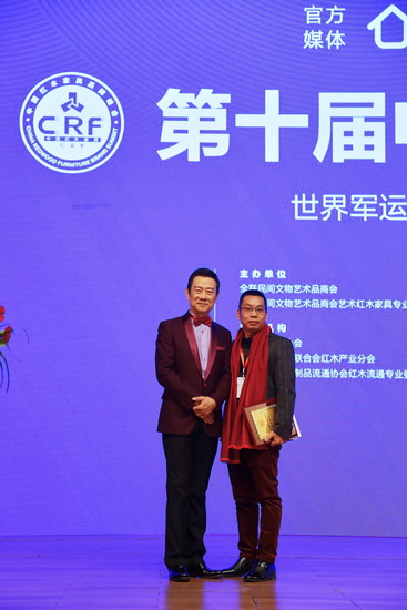 無名红木董事长欧阳金涛(右)在红木品牌峰会现场与中央电视台知名主持人赵保乐(左)合影留念 無名红木董事长欧阳金涛(右)在红木品牌峰会现场与中央电视台知名主持人赵保乐(左)合影留念
