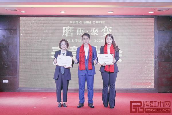弘木传媒CEO林伟华(中)为2019年年度优秀管理者颁奖 弘木传媒CEO林伟华(中)为2019年年度优秀管理者颁奖