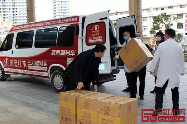 明堂红木捐赠的3万个医用口罩运抵横店文荣医院 明堂红木捐赠的3万个医用口罩运抵横店文荣医院