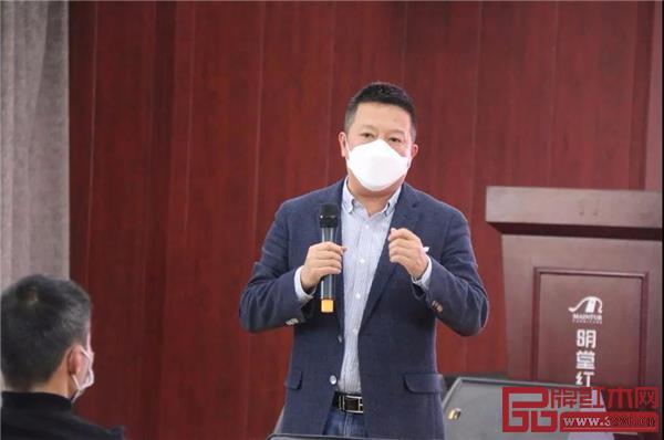明堂红木总经理张向荣为员工做营销分享 明堂红木总经理张向荣为员工做营销分享