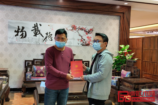 中国红木消费权益保障工程(广东)副主任邓钦昌(左)与家具购买者叶先生(右)在购买的家具前合照 中国红木消费权益保障工程(广东)副主任邓钦昌(左)与家具购买者叶先生(右)在购买的家具前合照