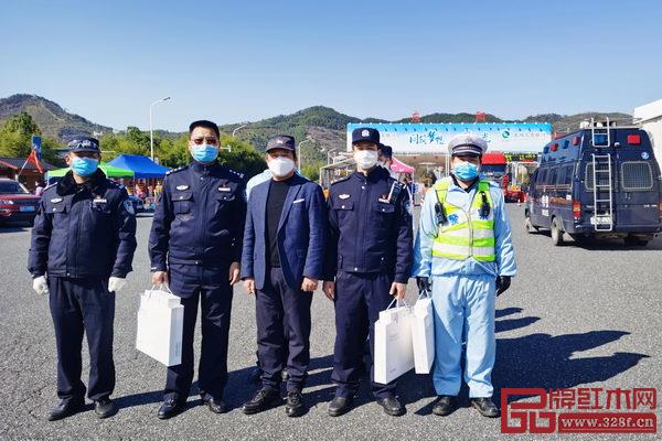 明堂红木总经理张向荣(中)为一线值勤的交警和工作人员捐赠防疫口罩 明堂红木总经理张向荣(中)为一线值勤的交警和工作人员捐赠防疫口罩