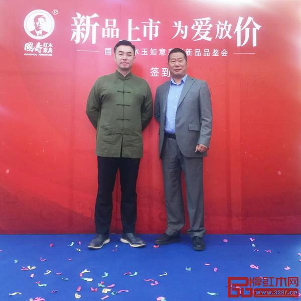 非遗第四代传承人、国寿红木副董事长陈淦凡(左)与郑州店总经理逯景卫合影 非遗第四代传承人、国寿红木副董事长陈淦凡(左)与郑州店总经理逯景卫合影