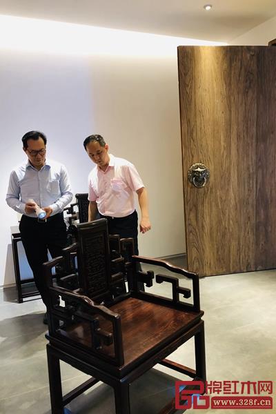 中国著名古典家具顶级藏家蒋念慈对醉木苑的《卷书扶手椅》进行了360°细致全面的品鉴,并给予了高度评价 中国著名古典家具顶级藏家蒋念慈对醉木苑的《卷书扶手椅》进行了360°细致全面的品鉴,并给予了高度评价